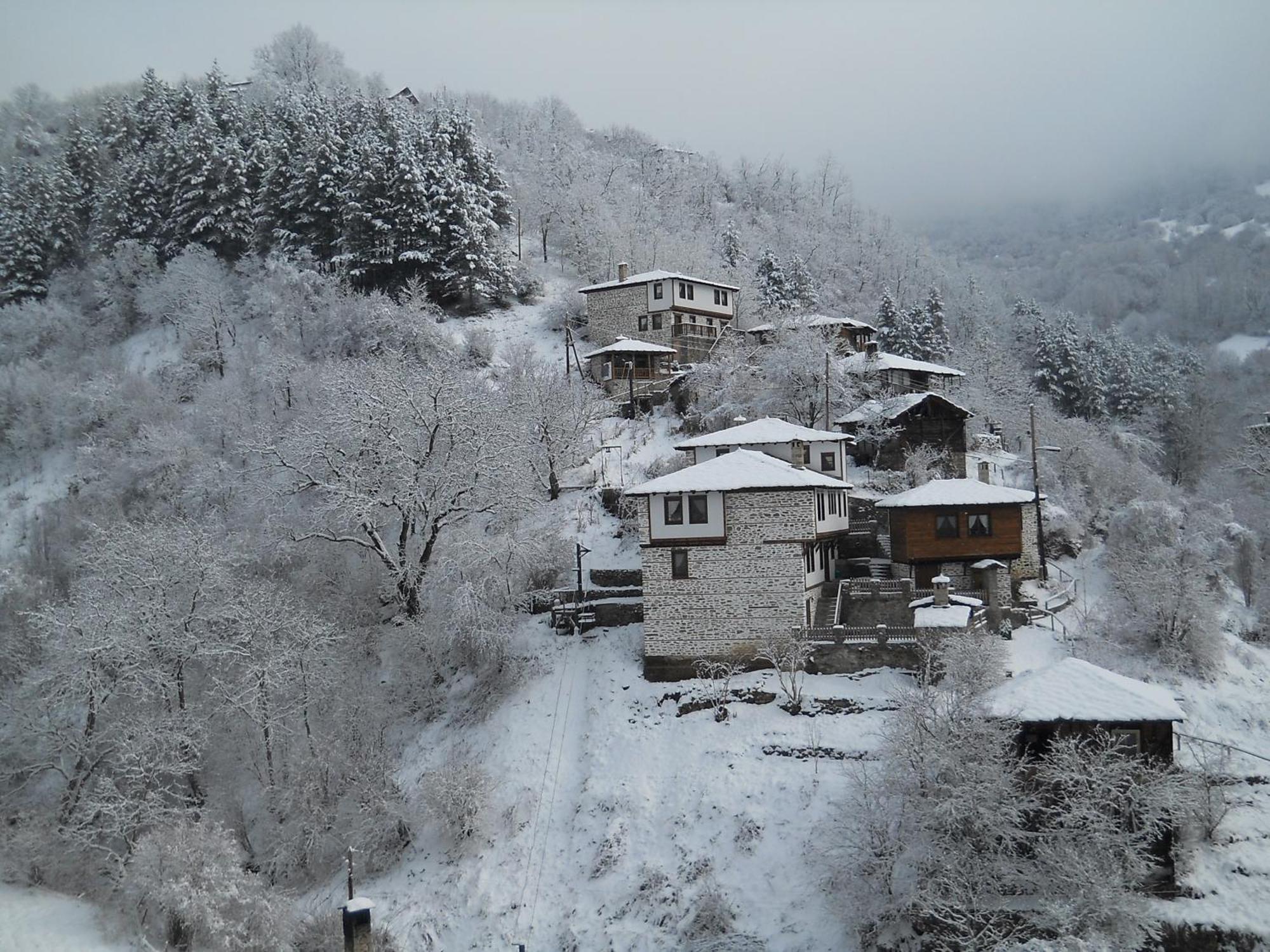 Complex Kosovo Houses Exterior photo